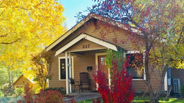A single-story house with a porch, a mailbox, and a number "337" on the front. - Historic Belle Millhouse in Bend, OR.  Walk to Downtown.vrbo (Bend)