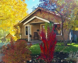 A single-story house with a porch, a mailbox, and a number "337" on the front. - Historic Belle Millhouse in Bend, OR.  Walk to Downtown.vrbo (Bend)