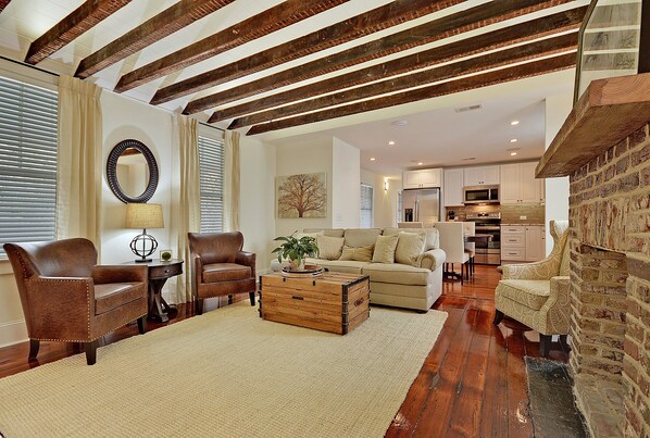 Smart TV, fireplace, Netflix, Hulu