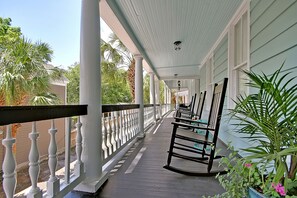 Terrace/patio -  SOUTHERN CHARM! DOWNTOWN CHARLESTON -  Sleeps 10 (Charleston)