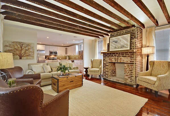 Smart TV, fireplace, Netflix, Hulu