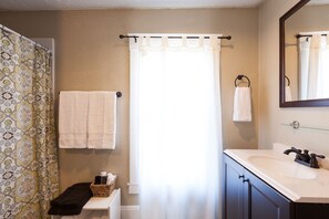 Combined shower/bathtub, hair dryer, towels - LUCKY! You Score a Straight Flush When You Book This Home! Walk to Downtown Hood River (Hood River)