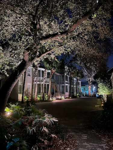 AWESOME PROPERTY, GREAT DOWNTOWN CHARLESTON LOCATION! Sleeps 10