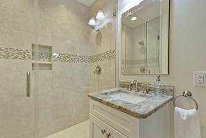 Douche, sèche-cheveux, serviettes fournies, savon
