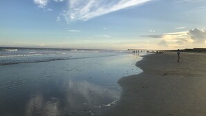 A beach with a pier extending into the water, a clear sky, and a calm sea. - AWESOME PROPERTY, GREAT DOWNTOWN CHARLESTON LOCATION! Sleeps 10 (Charleston)