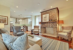 Smart TV, fireplace, Netflix, Hulu - AWESOME PROPERTY, GREAT DOWNTOWN CHARLESTON LOCATION! Sleeps 10 (Charleston)