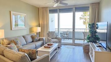 Téléviseur connecté, lecteur de DVD, table de baby-foot