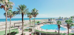 Een binnenzwembad en een verwarmd zwembad