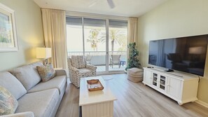 Smart-tv, een dvd-speler, tafelvoetbal en een tafeltennistafel