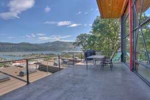 Outdoor dining - Alizes - Luxury, Flagship Best Gorge Views, Downtown, Theater Room, Exceptional (Hood River)