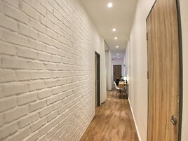 2 habitaciones, escritorio y espacio para trabajar con laptop 