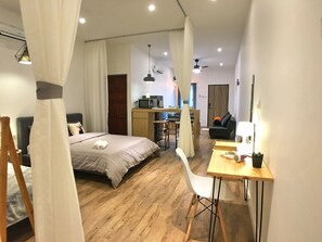 2 bedrooms, desk, laptop workspace, blackout drapes - iBook4 Deluxe 2 Bedroom Gurney Suite by iBook Homestay (George Town)