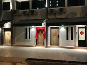 Terrace/patio - iBook4 Deluxe 2 Bedroom Gurney Suite by iBook Homestay (George Town)