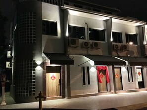 Exterior - iBook4 Deluxe 2 Bedroom Gurney Suite by iBook Homestay (George Town)