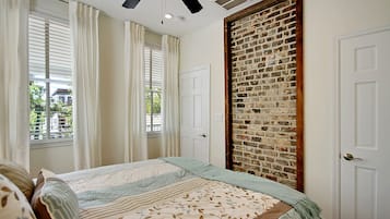 6 bedrooms, desk, iron/ironing board, free WiFi