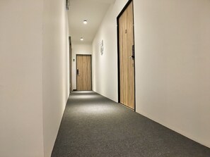 Estudio, 2 habitaciones | Baño | Ducha, artículos de higiene personal gratuitos y toallas