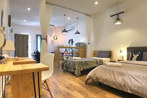 Studio, 2 Bedrooms | Meja, langsir/tirai gelap terus, seterika/papan seterika, Wi-fi percuma