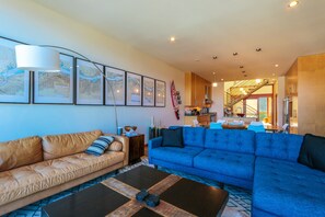 TV, DVD player - ALOFT - Amazing Views, Rooftop Deck, Steps to Downtown! (Hood River)