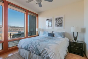 4 bedrooms, iron/ironing board, free WiFi, bed sheets - ALOFT - Amazing Views, Rooftop Deck, Steps to Downtown! (Hood River)