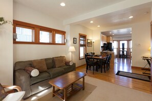 Een televisie, een open haard, een dvd-speler en een tafeltennistafel