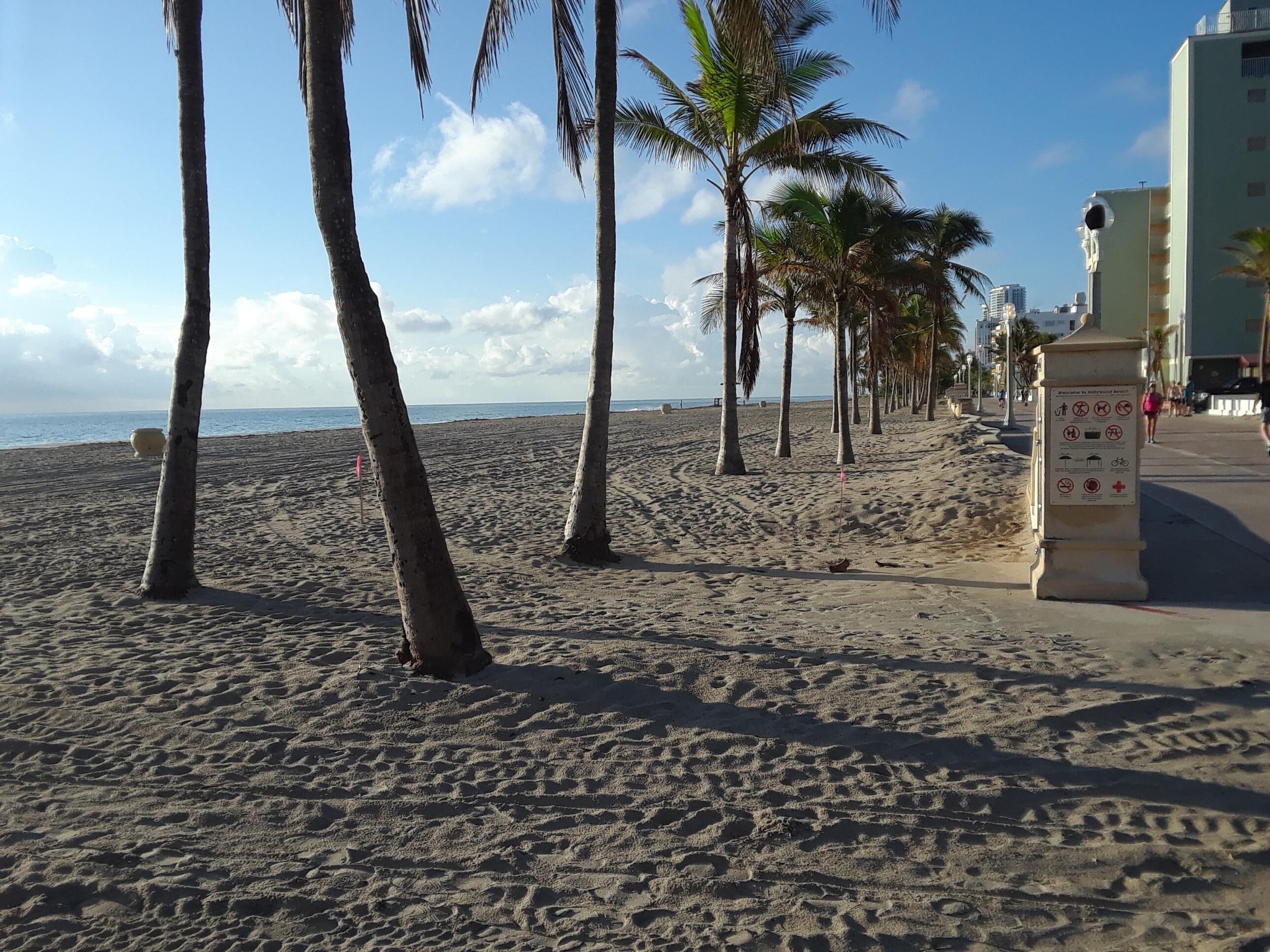 Sulla spiaggia, lettini da mare, teli da spiaggia