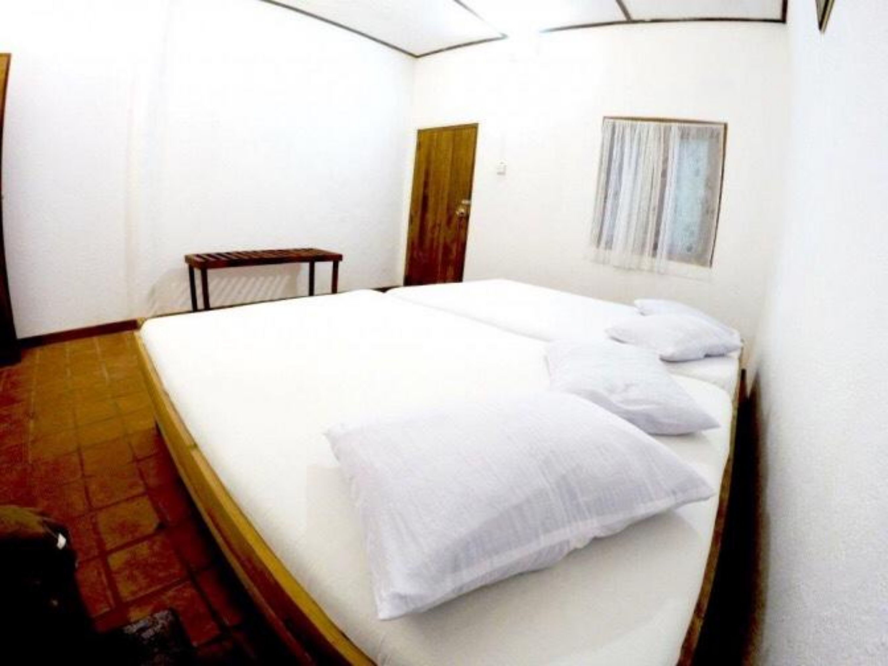 1 chambre, système d’insonorisation, literie fournie