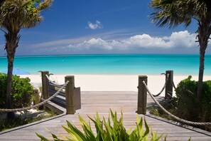 En la playa, camastros y toallas de playa 