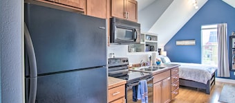 Coldsmoke Getaway, Steps From Meyers Lake & minutes from downtown!
