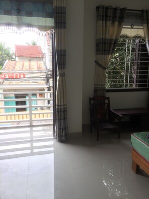 3 kamar tidur, meja kerja, kedap suara, dan setrika/meja setrika