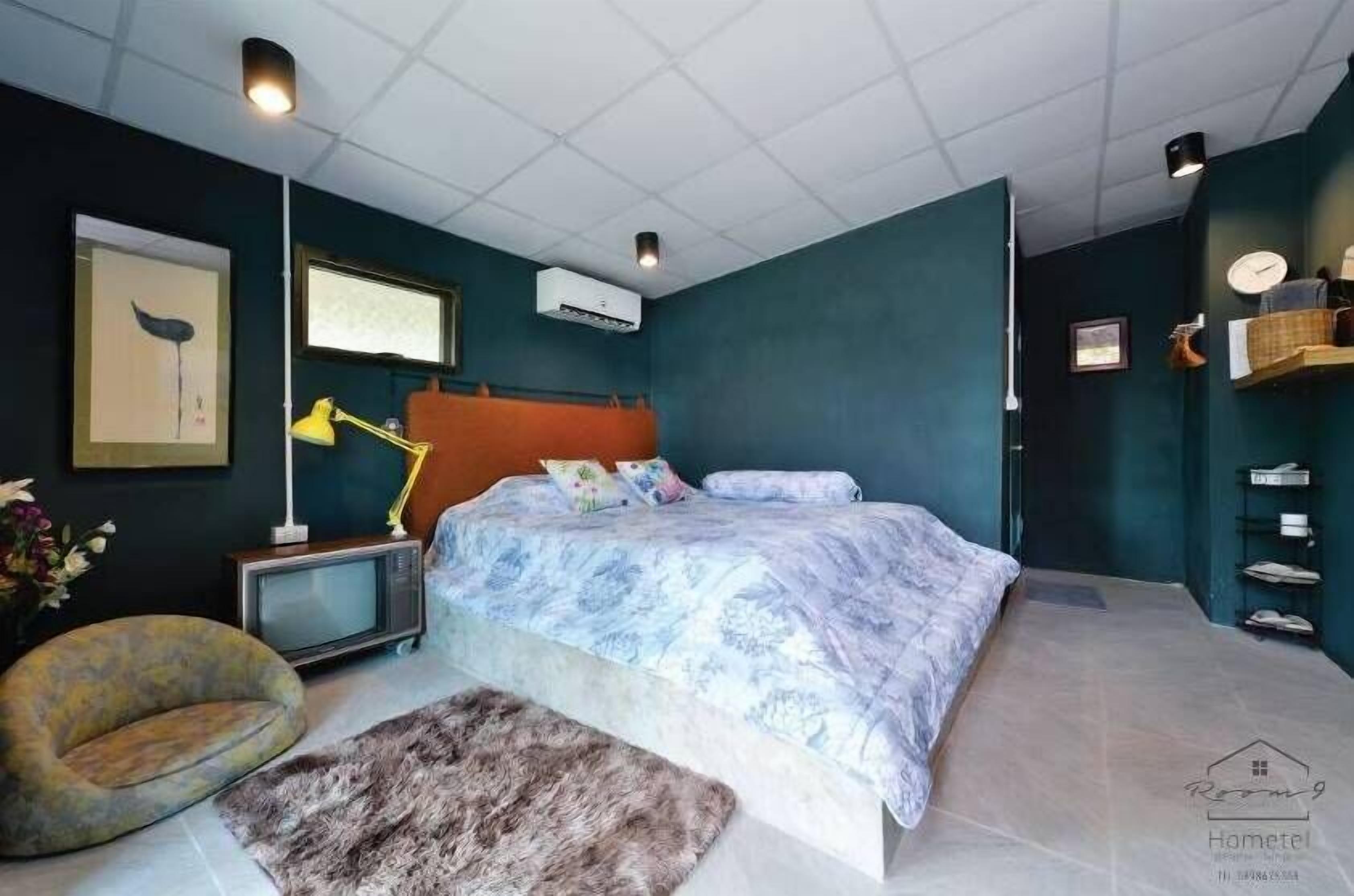 Blackout curtains, free WiFi, bed sheets