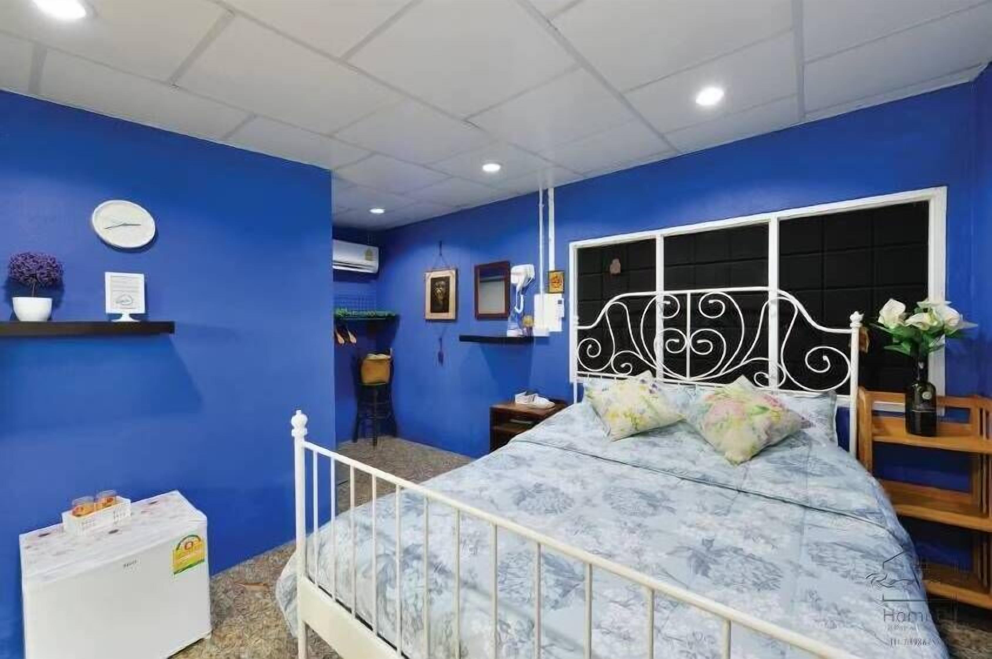 Blackout drapes, free WiFi, bed sheets