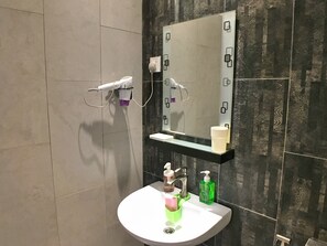 Studio | Bathroom | Shower, free toiletries, towels