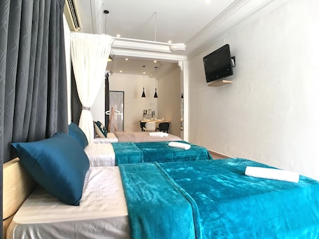 Studio | Desk, blackout drapes, iron/ironing board, free WiFi. iBook6 Deluxe Family Suite for 4 by iBook Homestay