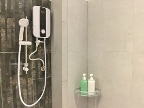 Studio | Bathroom | Shower, free toiletries, towels - iBook6 Deluxe Family Suite for 4 by iBook Homestay (George Town)