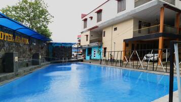 Kolam renang outdoor