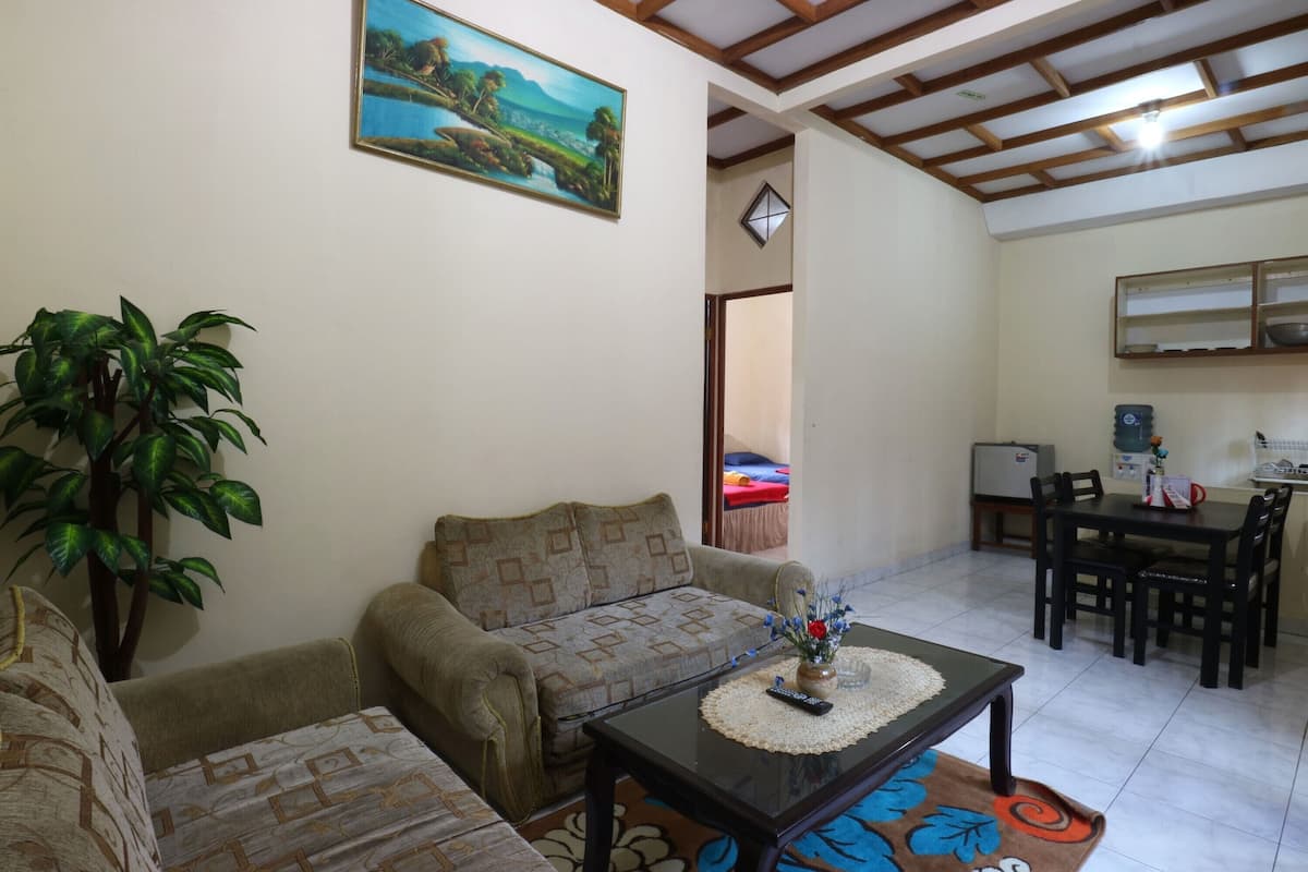 Room, 3 Bedrooms | Egyptian cotton sheets, premium bedding, desk, soundproofing