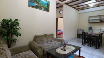 Habitación, 3 habitaciones | Sábanas de algodón egipcio, ropa de cama de alta calidad y escritorio