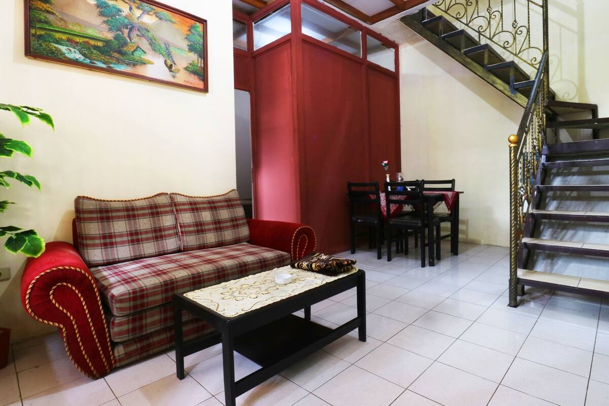 Family Room | Living room | 24-inch LED TV with satellite channels, TV