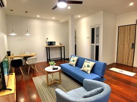 Room, 2 Bedrooms | Living room