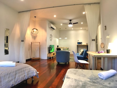 iBook7 - 2 Bedroom Gurney Studio Suite by iBook Homestay