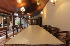 Bữa sáng đặc sản địa phương hàng ngày với phụ phí nhỏ 