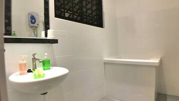 Suite | Bathroom | Shower, free toiletries, hair dryer, bidet