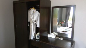 Standard Double Room | Minibar, värdeförvaringsskåp på rummet och skrivbord
