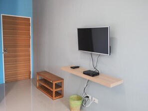 Een bureau, verduisterende gordijnen, gratis wifi, beddengoed