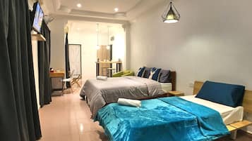 Deluxe House, 1 Bedroom | 1 bilik tidur, meja, langsir/tirai gelap terus, seterika/papan seterika
