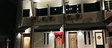 Depan hartanah - siang/malam