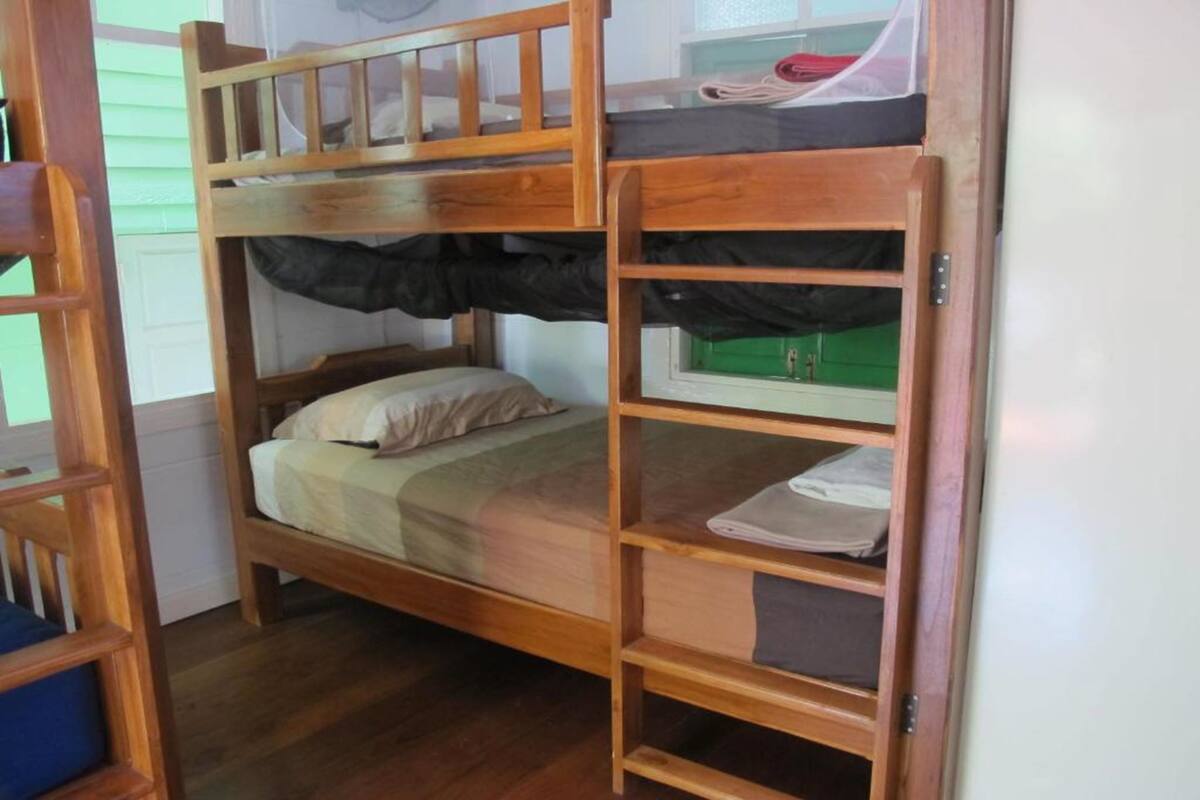 Ein Etagenbett mit unterem Bett und Ablagefläche darüber.