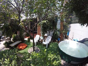 Outdoor dining - The Oasis Hostel - Adults Only (Bangkok)