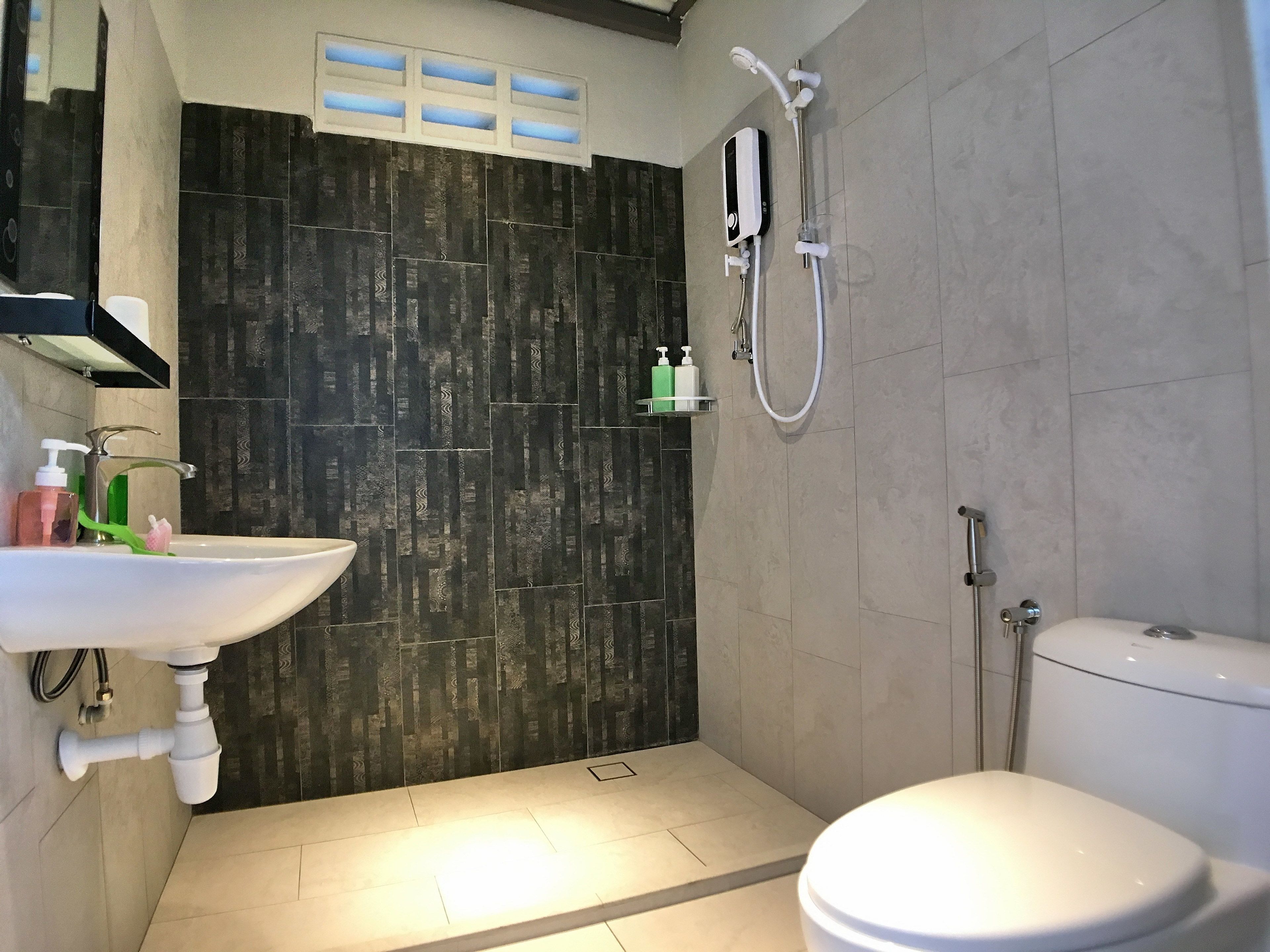 套房 | 浴室 | 淋浴設備、免費梳洗用品、風筒、提供毛巾