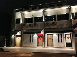 ด้านหน้าที่พัก - ตอนเย็น/กลางคืน